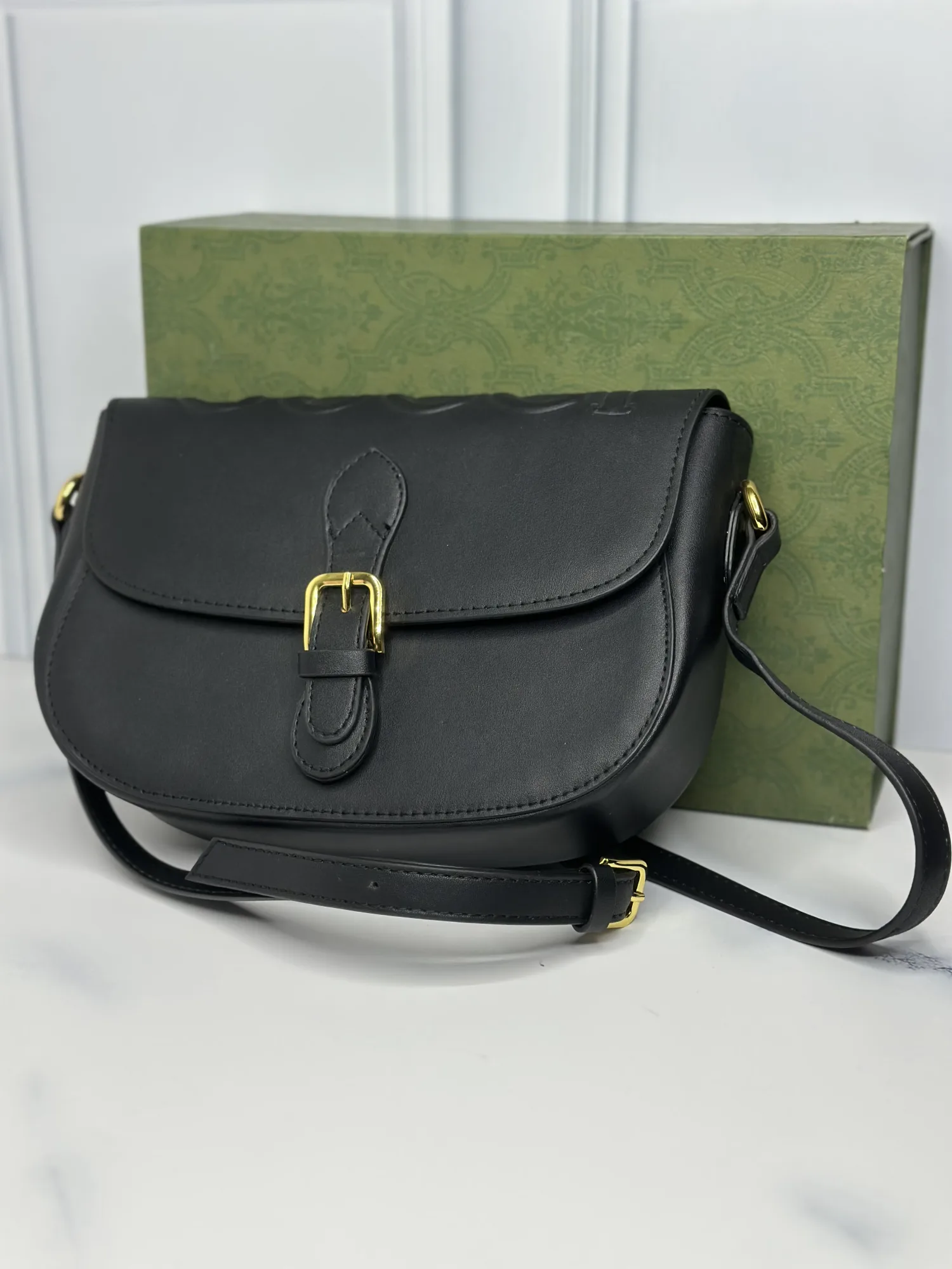GUCCI Embossed en cuir noir