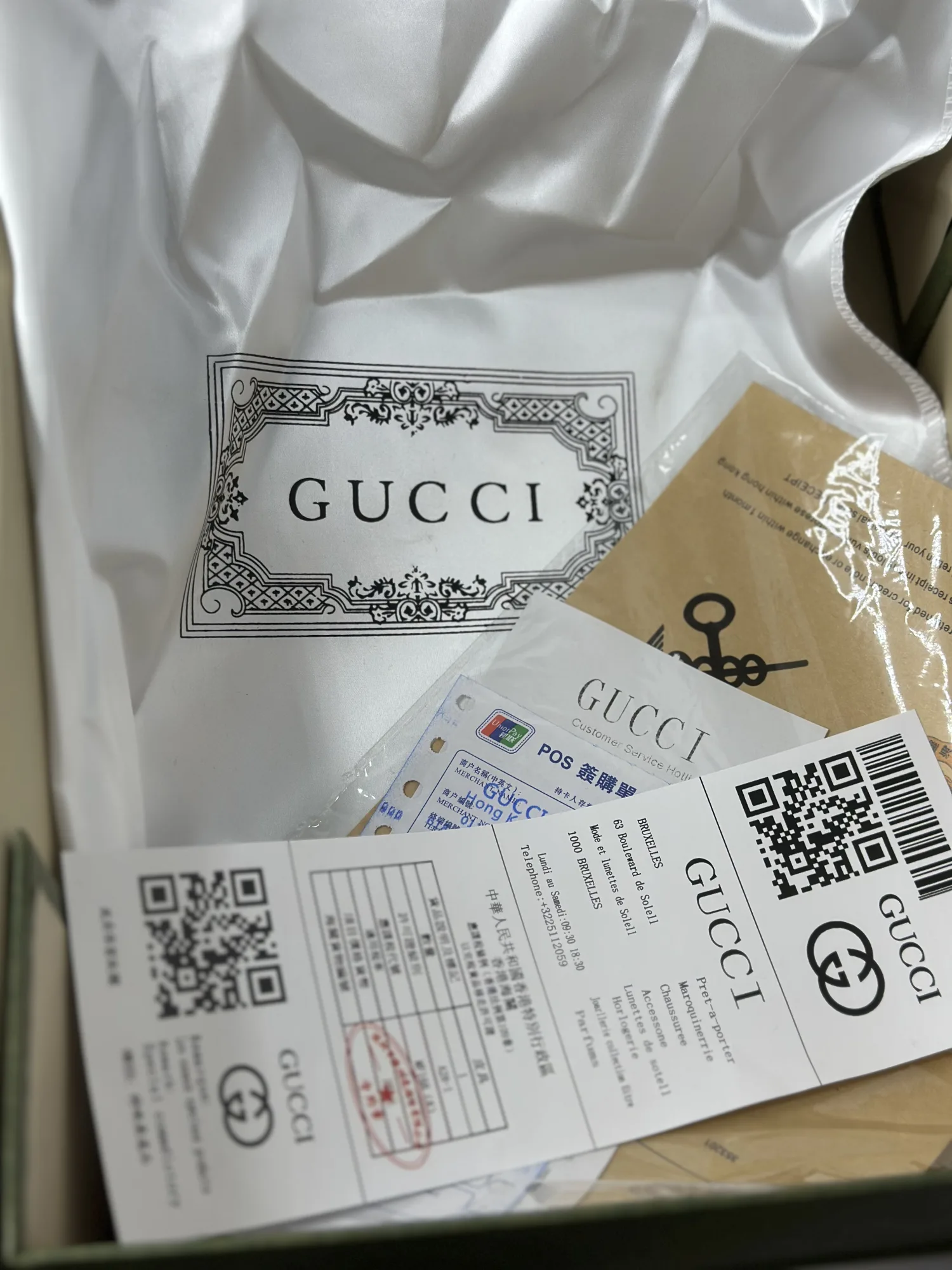 GUCCI Embossed en cuir noir