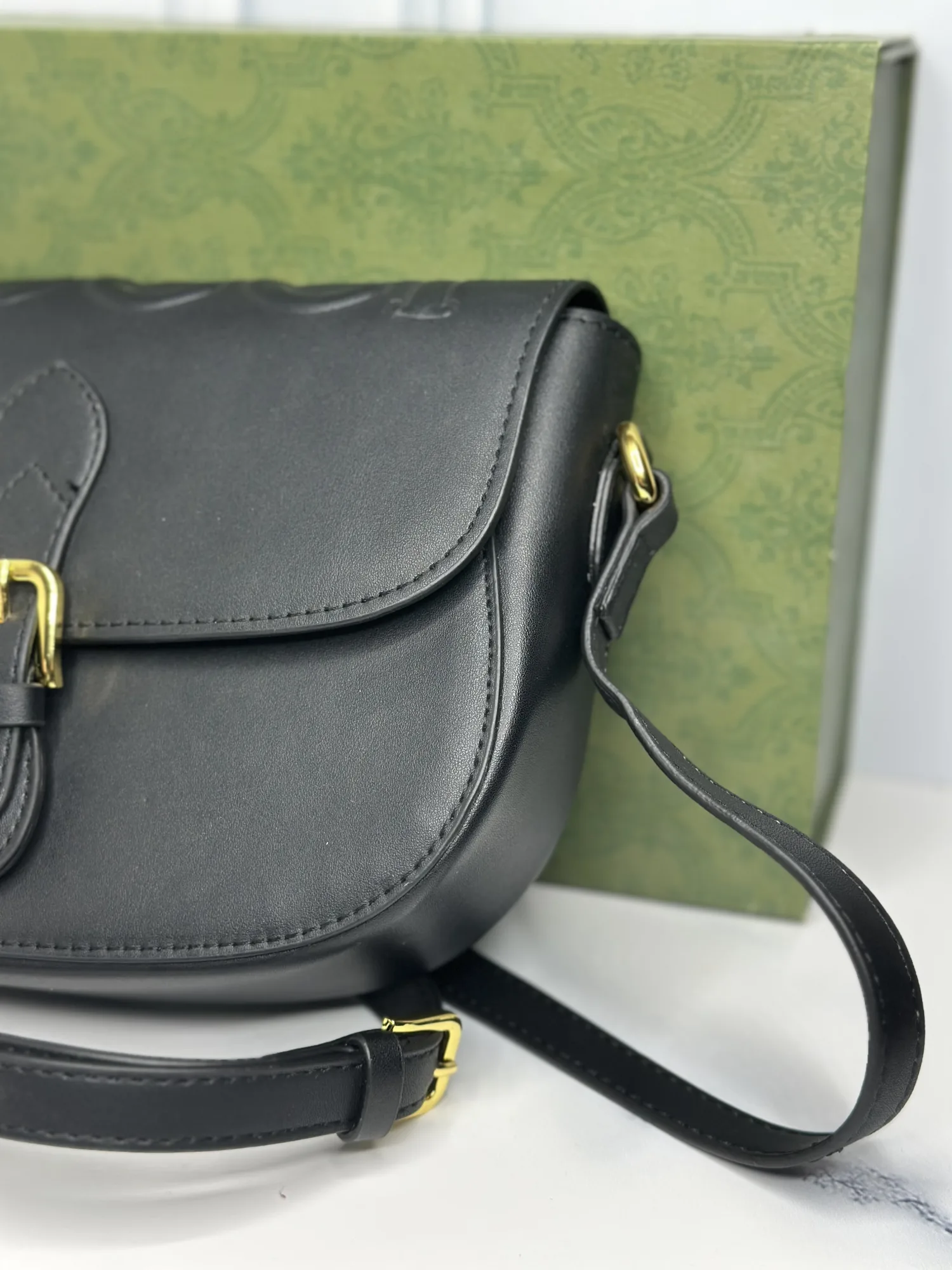 GUCCI Embossed en cuir noir