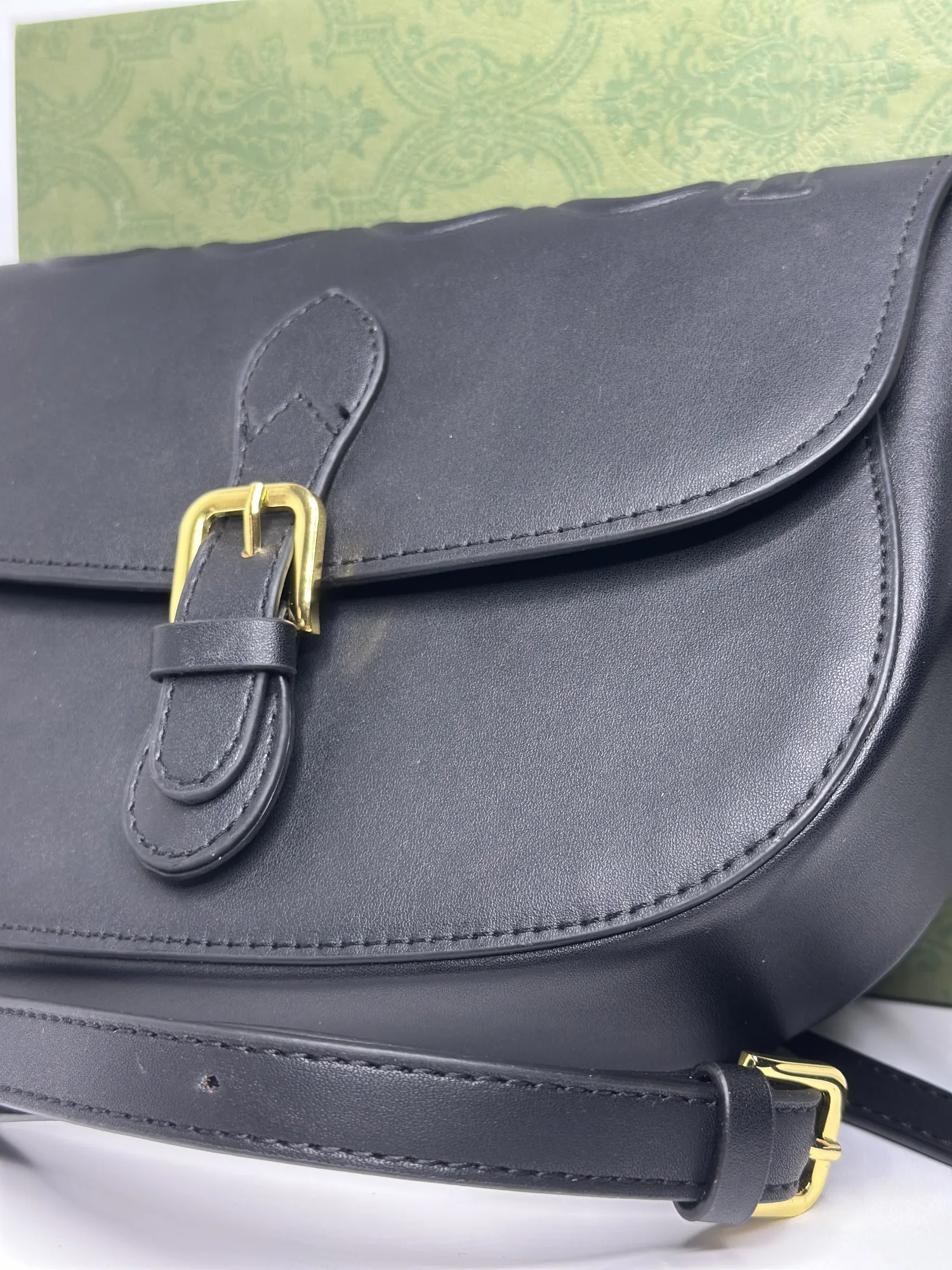 GUCCI Embossed en cuir noir