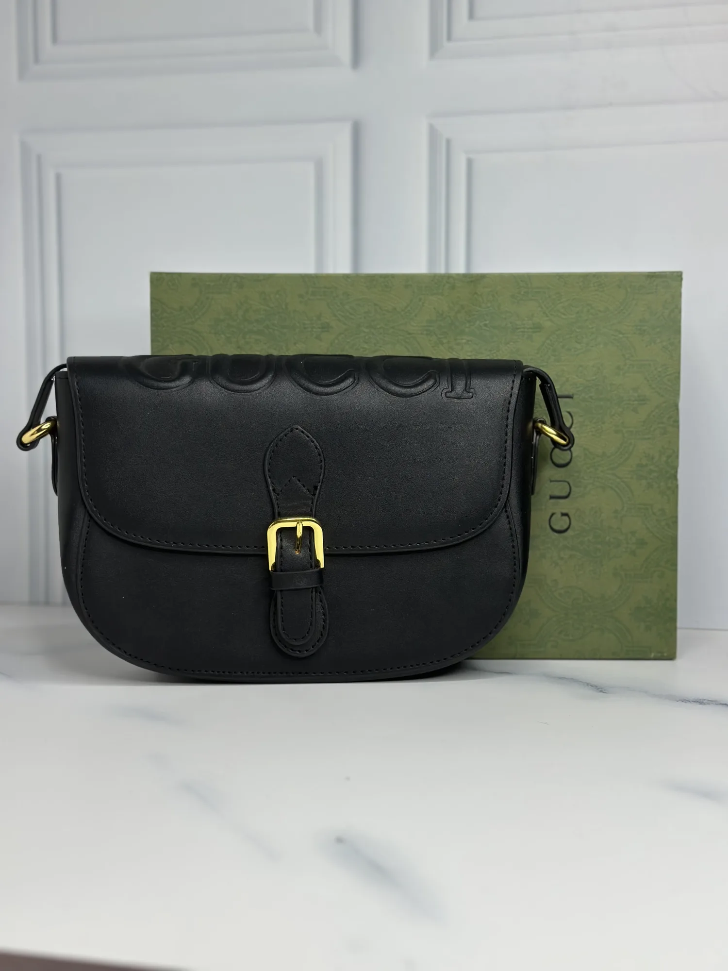 GUCCI Embossed en cuir noir