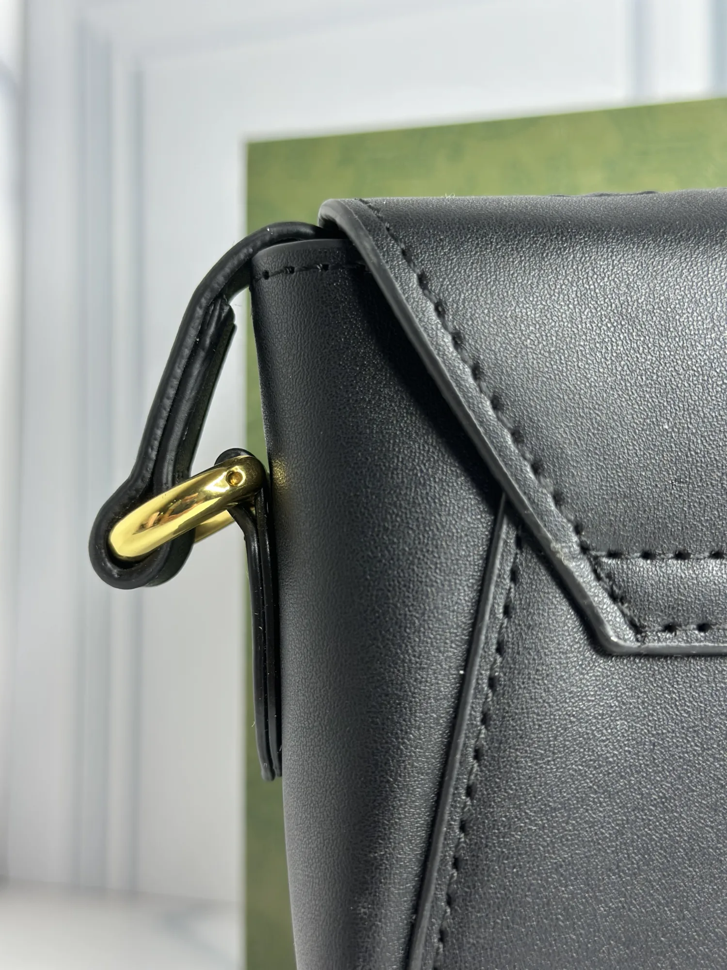 GUCCI Embossed en cuir noir