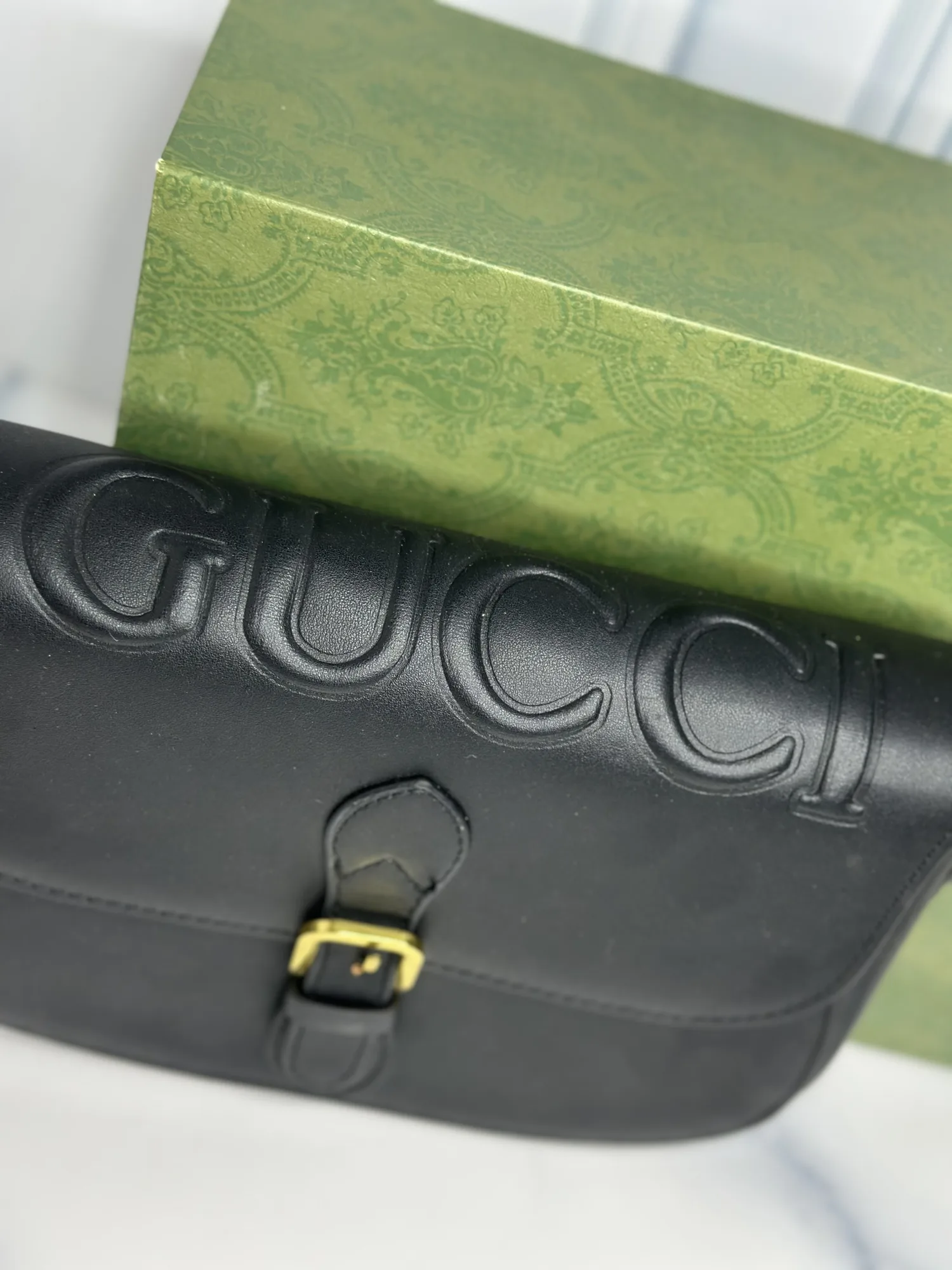 GUCCI Embossed en cuir noir